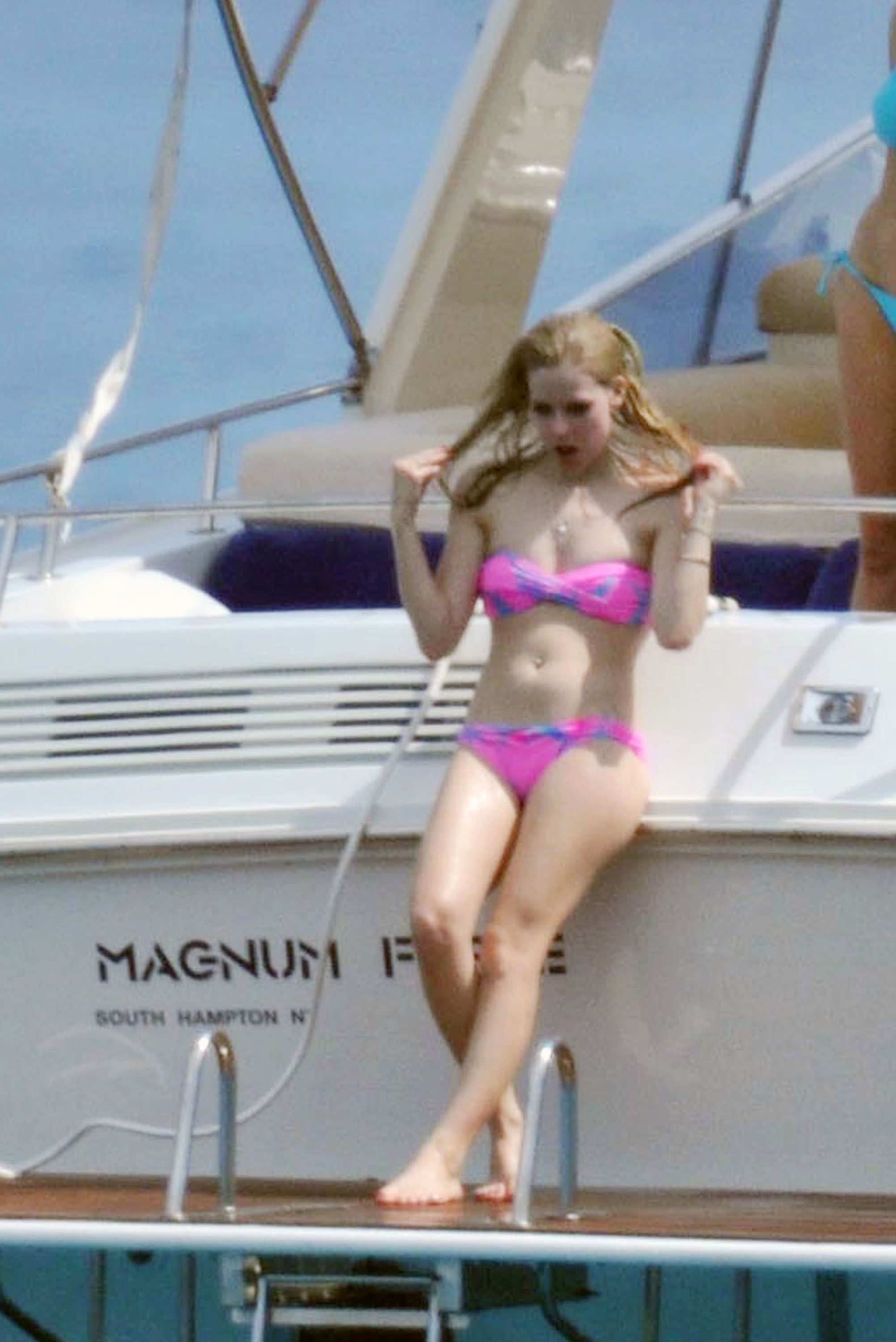 Queen C. reccomend Avril levigne bikini