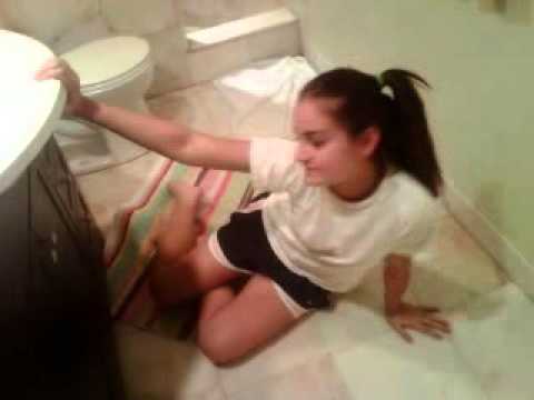 Young girl pissing vides
