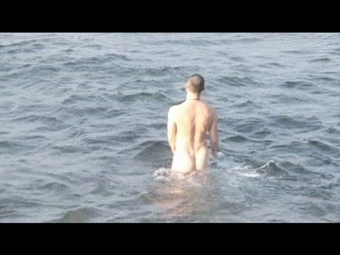 Quck reccomend Guy swimming nake